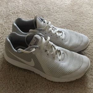 White nike tennis shoes. size 8